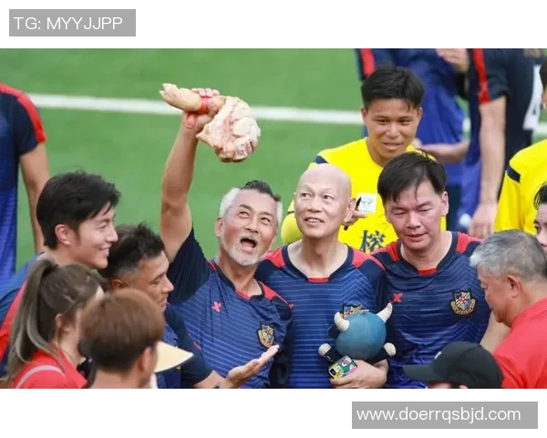 时尚与运动的完美结合足球明星图案拖鞋让你在夏日尽显个性魅力